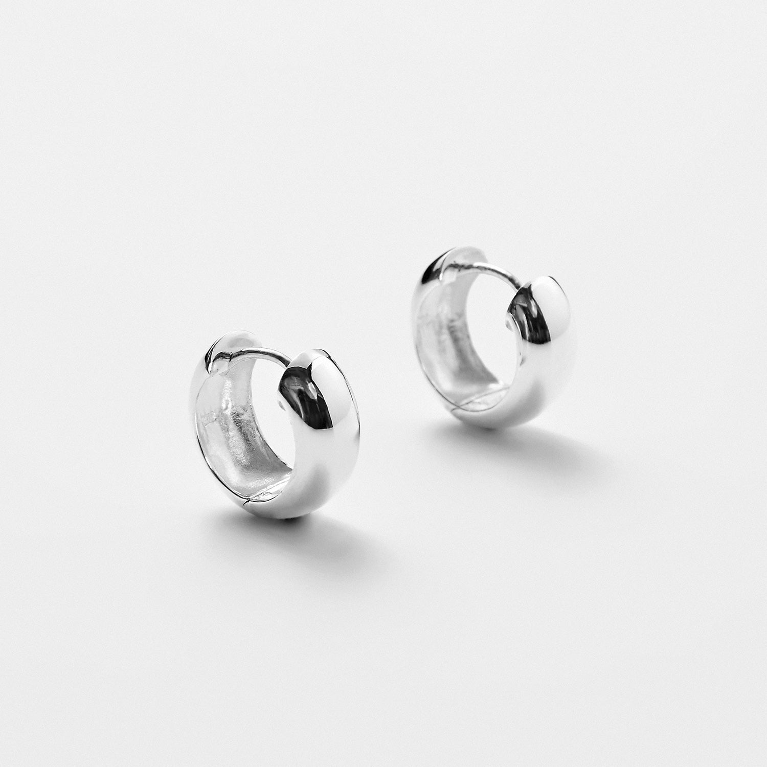 シルバー ボリューム ラウンド ワンタッチ ピアス / Silver Volume Round One-Touch Earrings