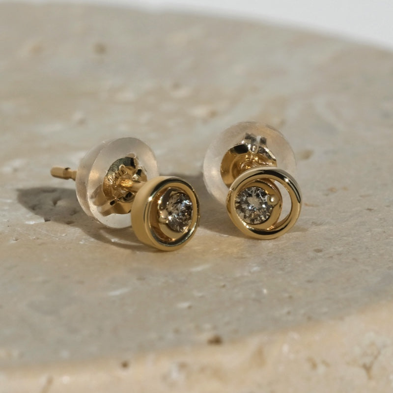 K10 アライ ラウンド ピアス / 10K Awry Round Earrings