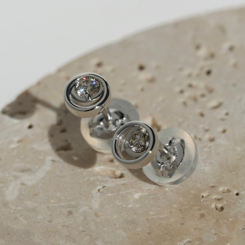 K10 アライ ラウンド ピアス / 10K Awry Round Earrings