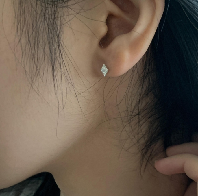 菱形カットシルバーピアス(片耳用)