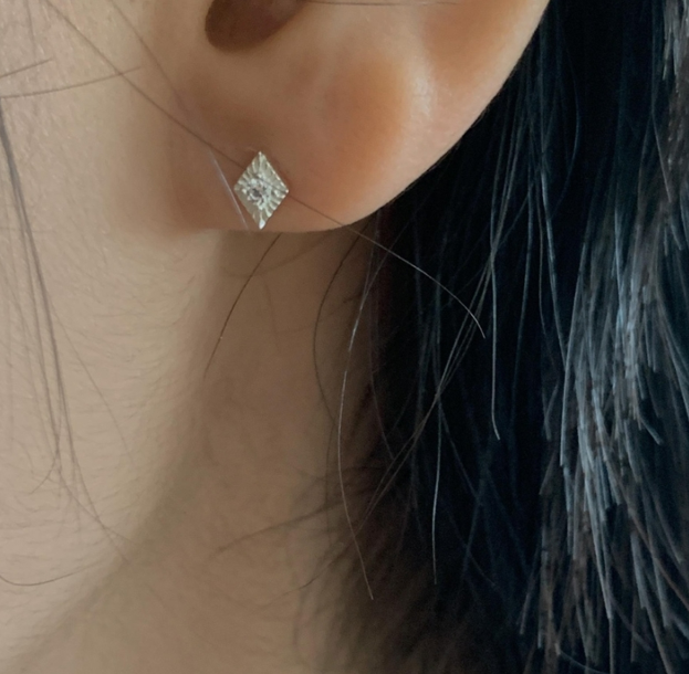 菱形カットシルバーピアス(片耳用)