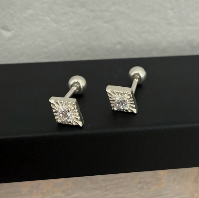 菱形カットシルバーピアス(片耳用)