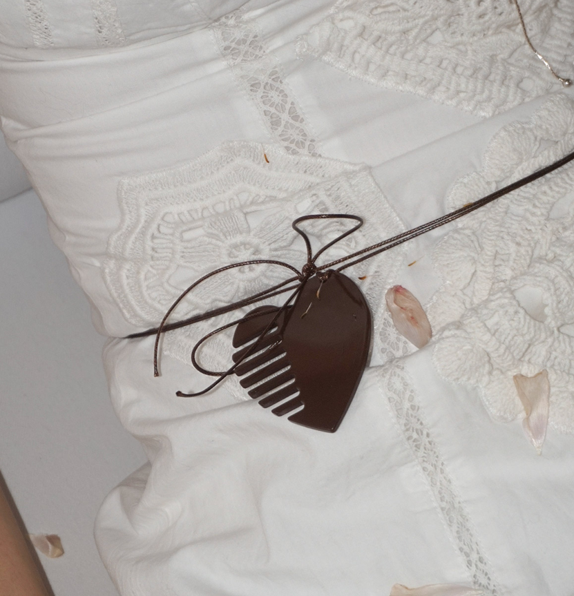 VALENTINE HEART BRUSH KEYRING (BROWN)