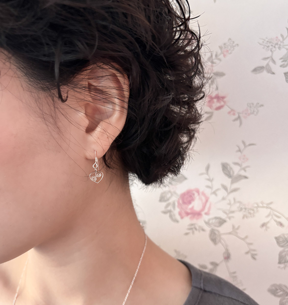 MEMORY LINE DROP HEART EARRING