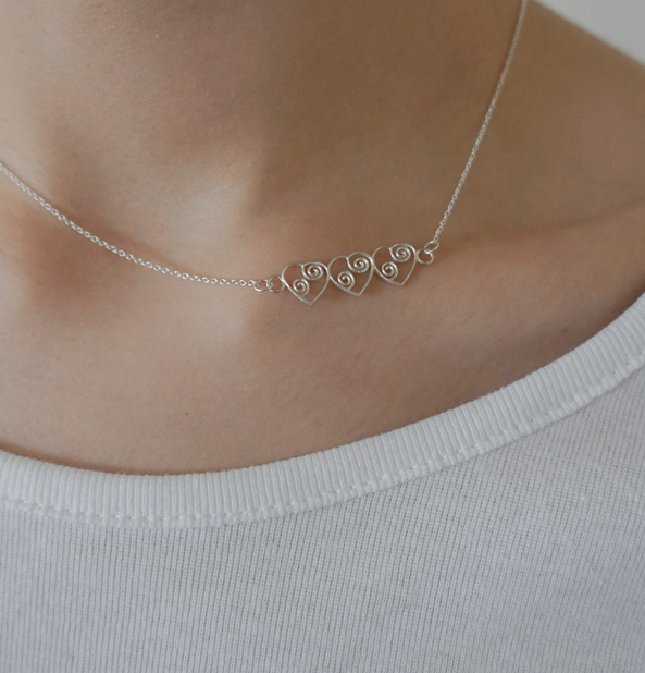 RHYTHM TRIPLE HEART NECKLACE
