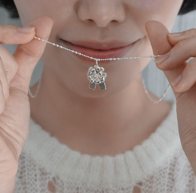 ROSETTE RIBBON PENDENT NECKLACE