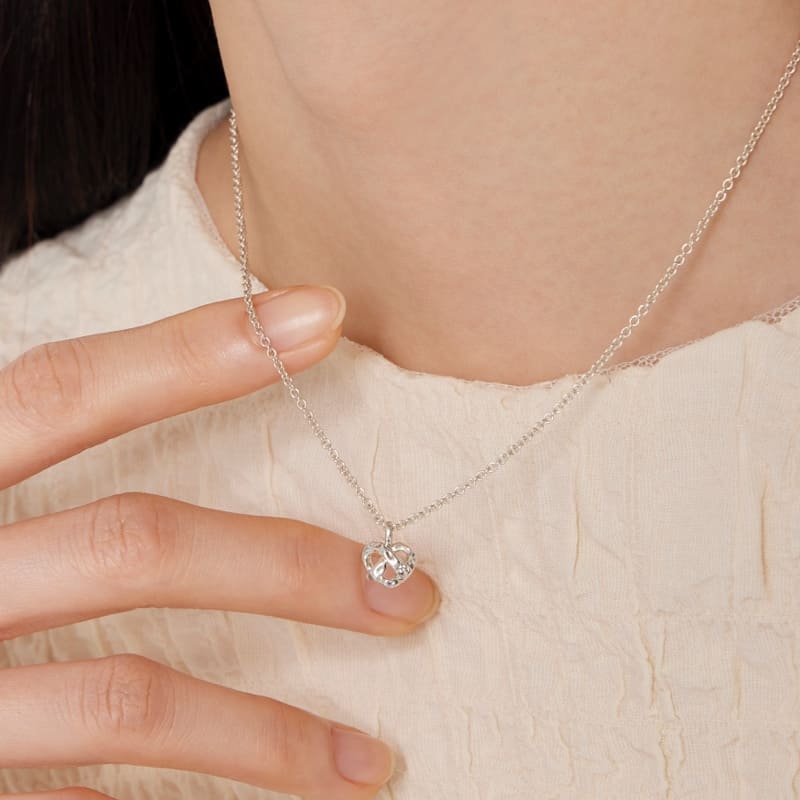 シルバー プレッツェル ハート ネックレス / Silver Pretzel Heart Necklace