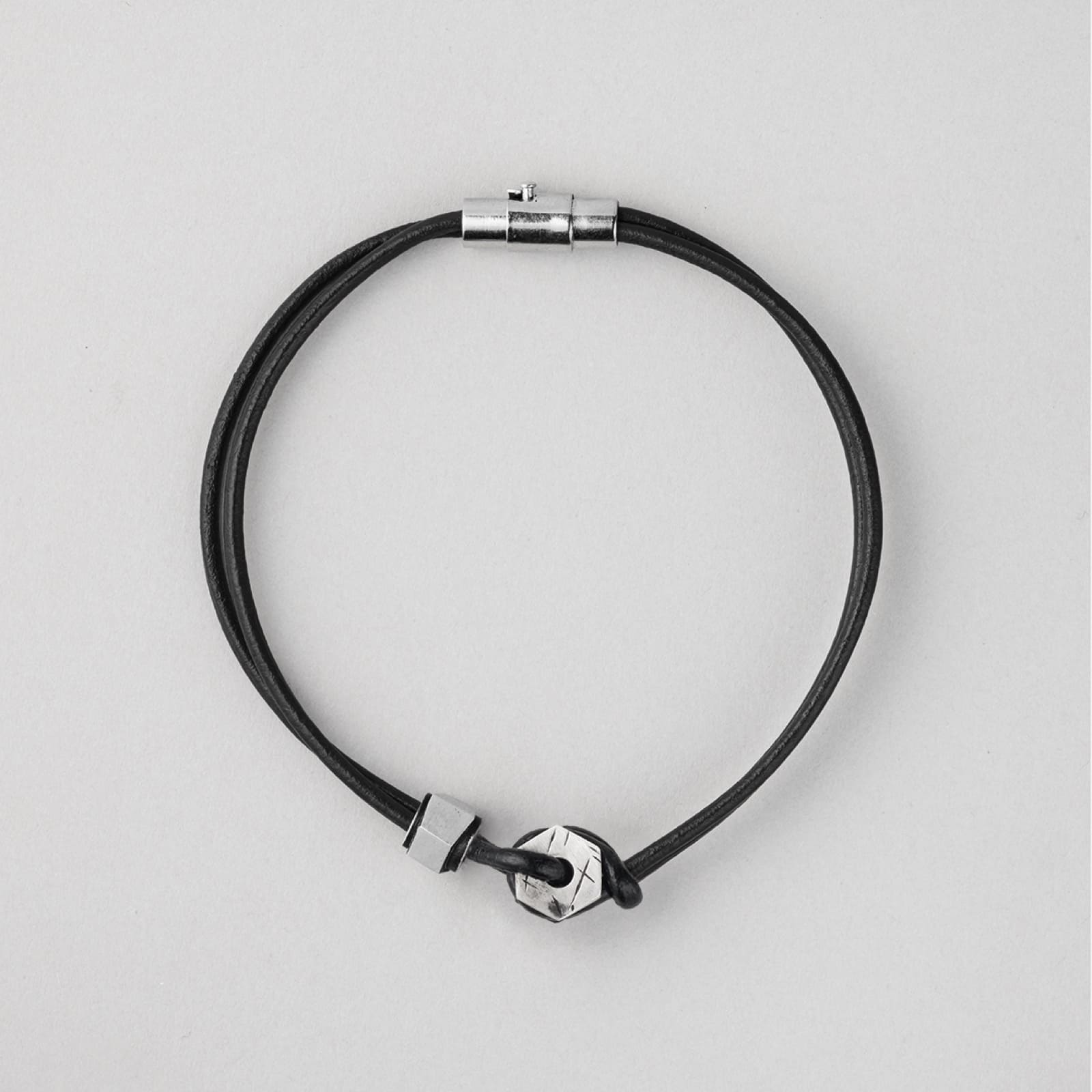 シルバー ヘキサゴン ナット レザー ブレスレット - ブラック / SILVER HEXAGON NUT LEATHER BRACELET - BLACK