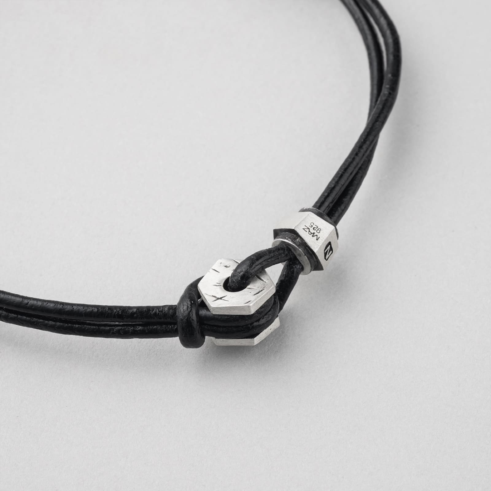 シルバー ヘキサゴン ナット レザー ブレスレット - ブラック / SILVER HEXAGON NUT LEATHER BRACELET - BLACK