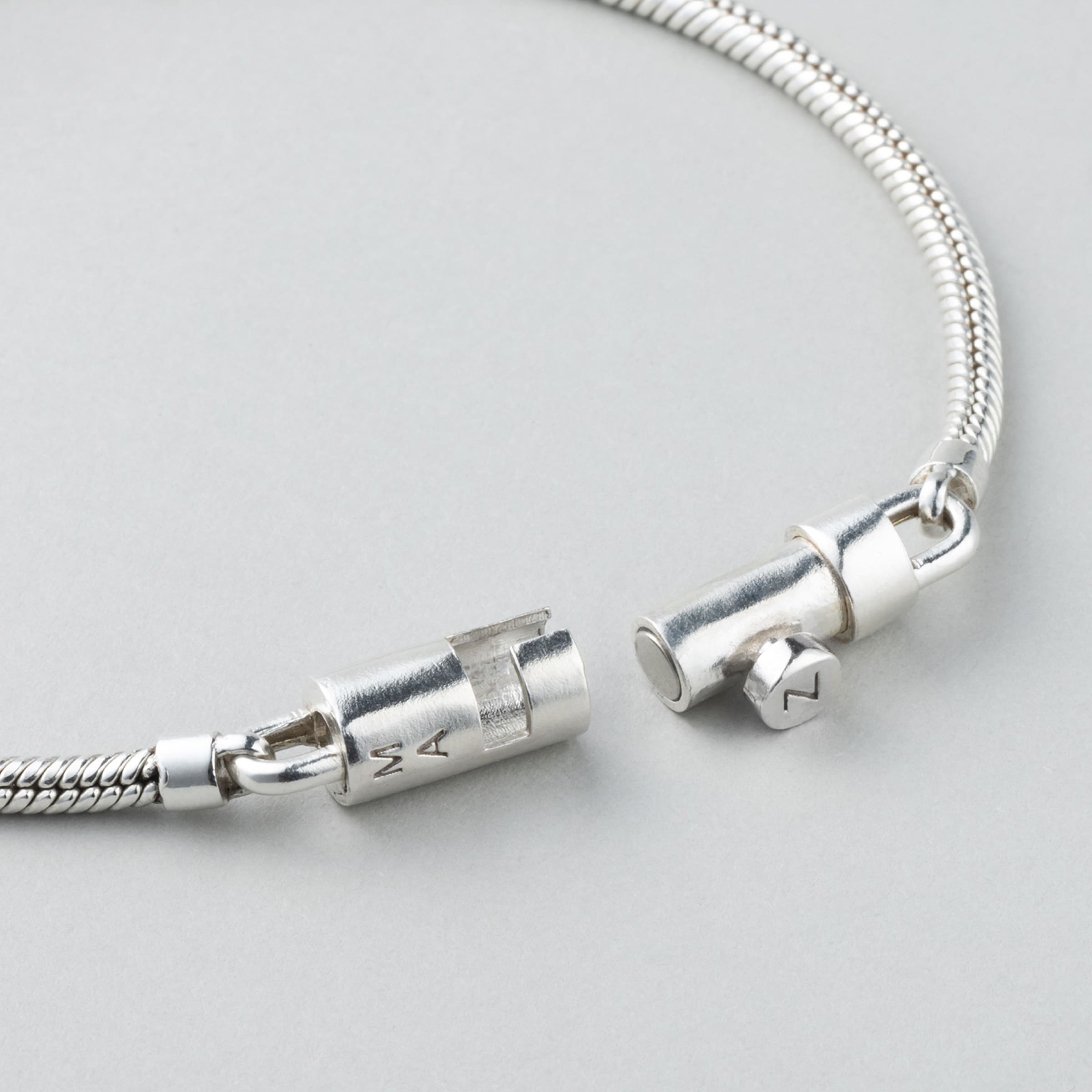 シルバー マグネット スネーク チェーン ブレスレット / SILVER MAGNET SNAKE CHAIN BRACELET