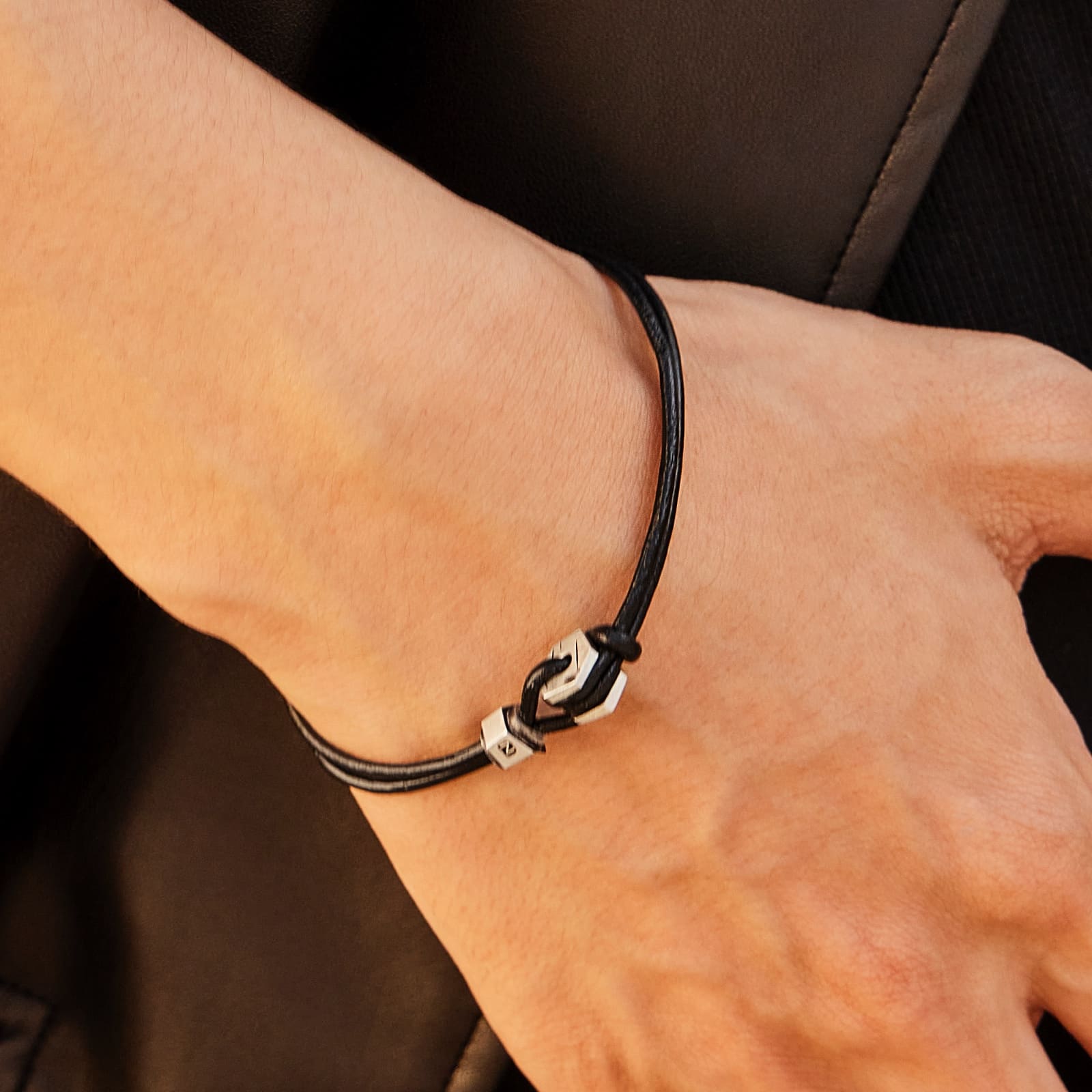 シルバー ヘキサゴン ナット レザー ブレスレット - ブラック / SILVER HEXAGON NUT LEATHER BRACELET - BLACK