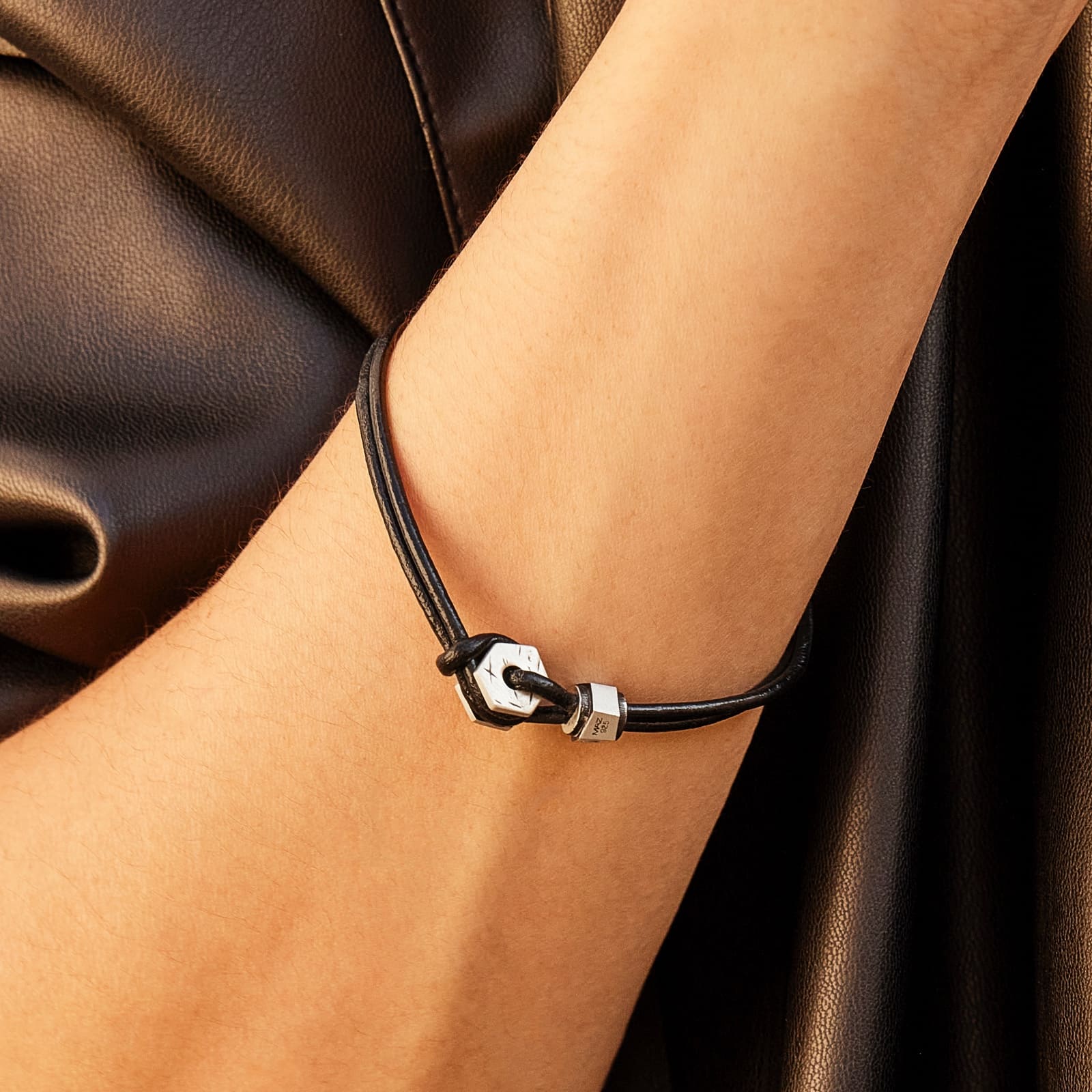 シルバー ヘキサゴン ナット レザー ブレスレット - ブラック / SILVER HEXAGON NUT LEATHER BRACELET - BLACK