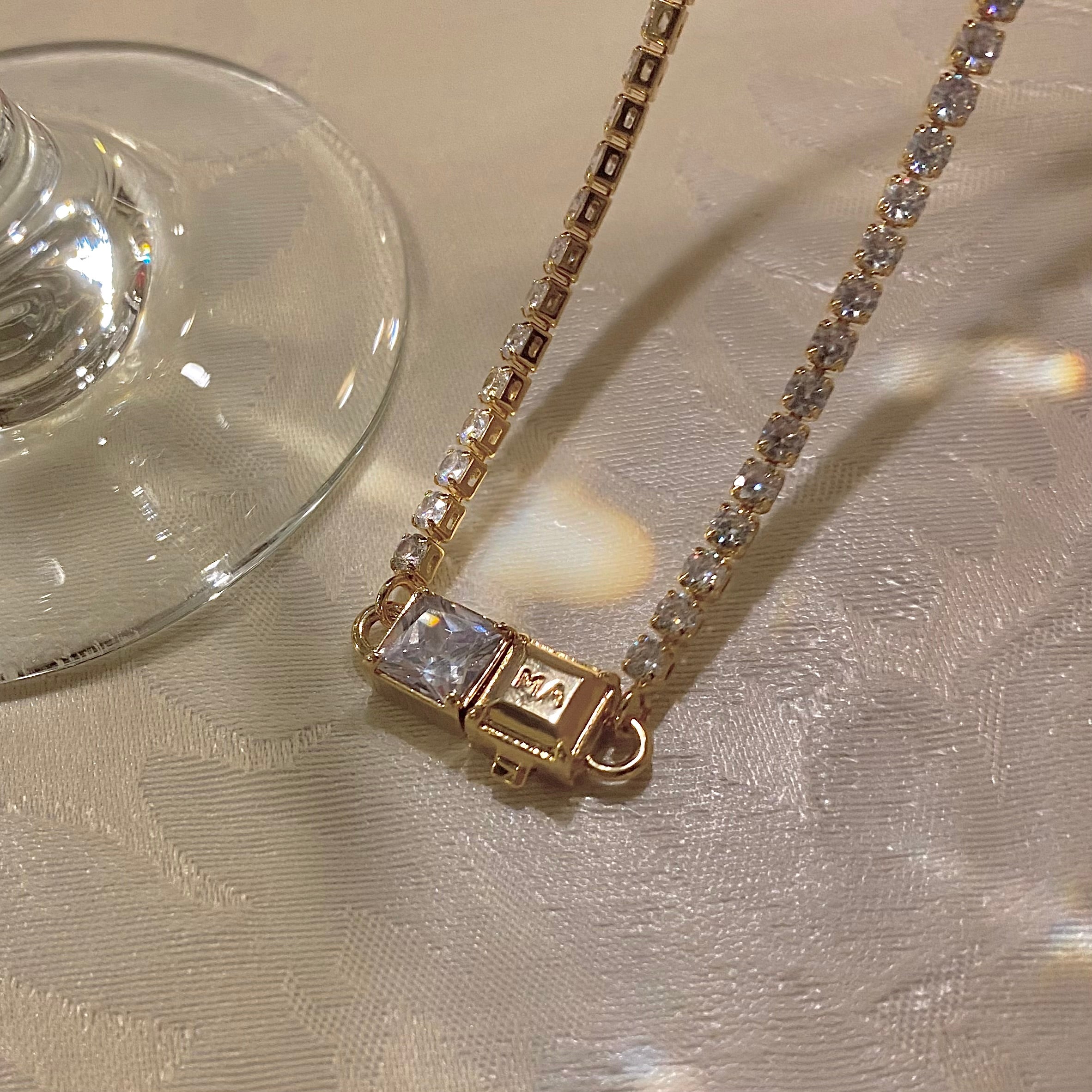 Brilliant ポイント ロック チョーカー ネックレス:イエロー / BRILLIANT POINT LOCK CHOKER NECKLACE - YELLOW