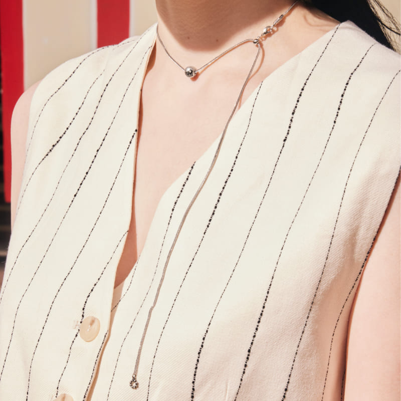 HAPPY PLACE アンティーク スライド ボール ネックレス - ホワイト / HAPPY PLACE ANTIQUE SLIDE BALL NECKLACE - WHITE