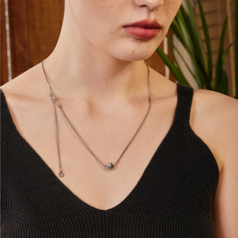 HAPPY PLACE アンティーク スライド ボール ネックレス - ホワイト / HAPPY PLACE ANTIQUE SLIDE BALL NECKLACE - WHITE