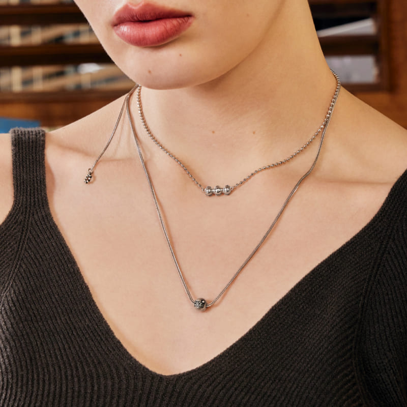 HAPPY PLACE アンティーク スライド ボール ネックレス - ホワイト / HAPPY PLACE ANTIQUE SLIDE BALL NECKLACE - WHITE