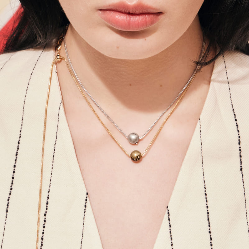 HAPPY PLACE アンティーク スライド ボール ネックレス - ホワイト / HAPPY PLACE ANTIQUE SLIDE BALL NECKLACE - WHITE