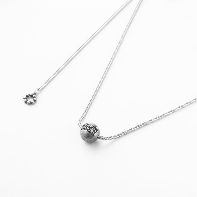 HAPPY PLACE アンティーク スライド ボール ネックレス - ホワイト / HAPPY PLACE ANTIQUE SLIDE BALL NECKLACE - WHITE