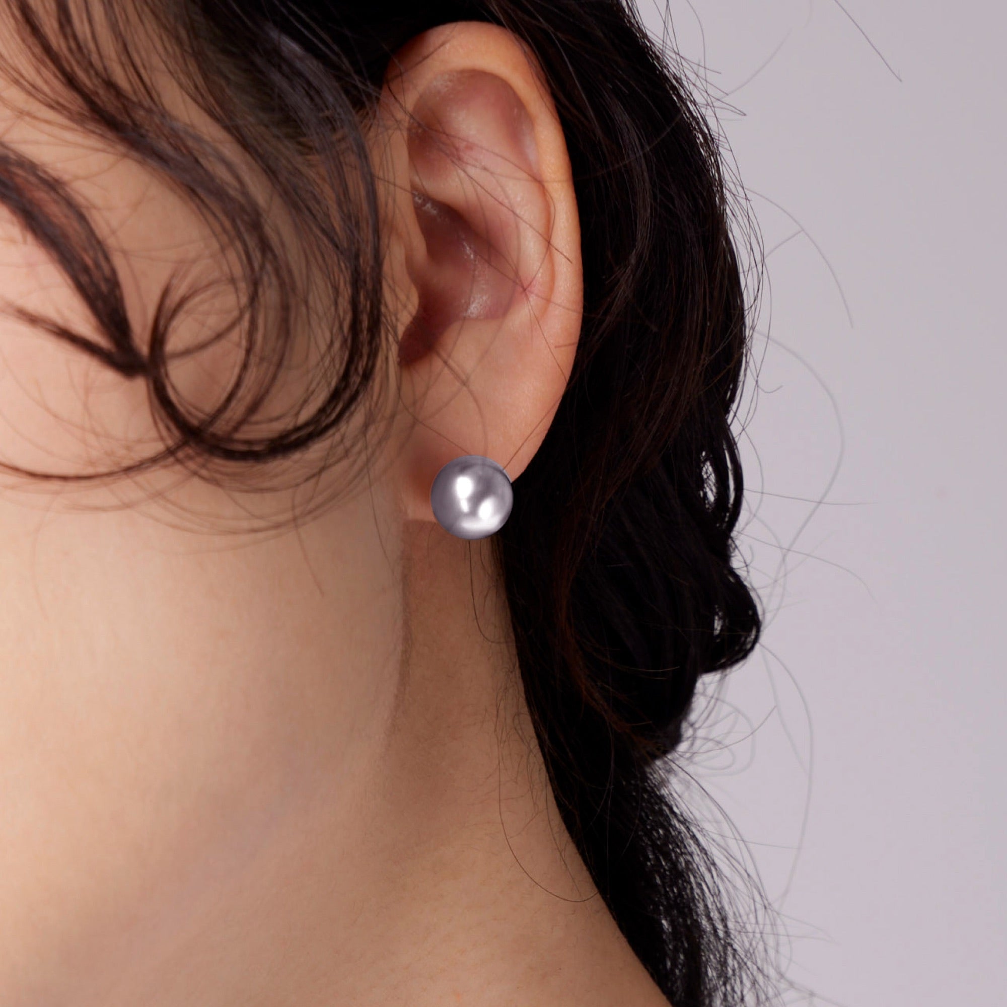 he:art ベーシック グレー パール ピアス:ミディアム / he:art Basic Gray Pearl Earrings - Medium
