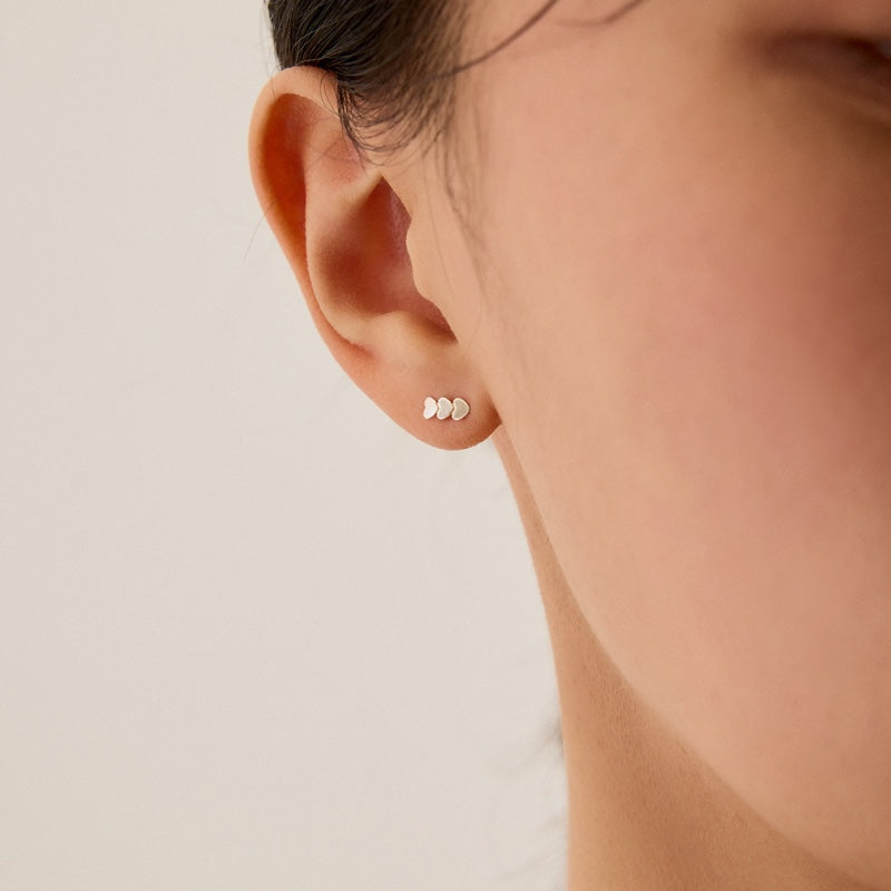 シルバー トリプル ハート ピアス / SILVER TRIPLE HEART EARRINGS | アモンズ – amondz