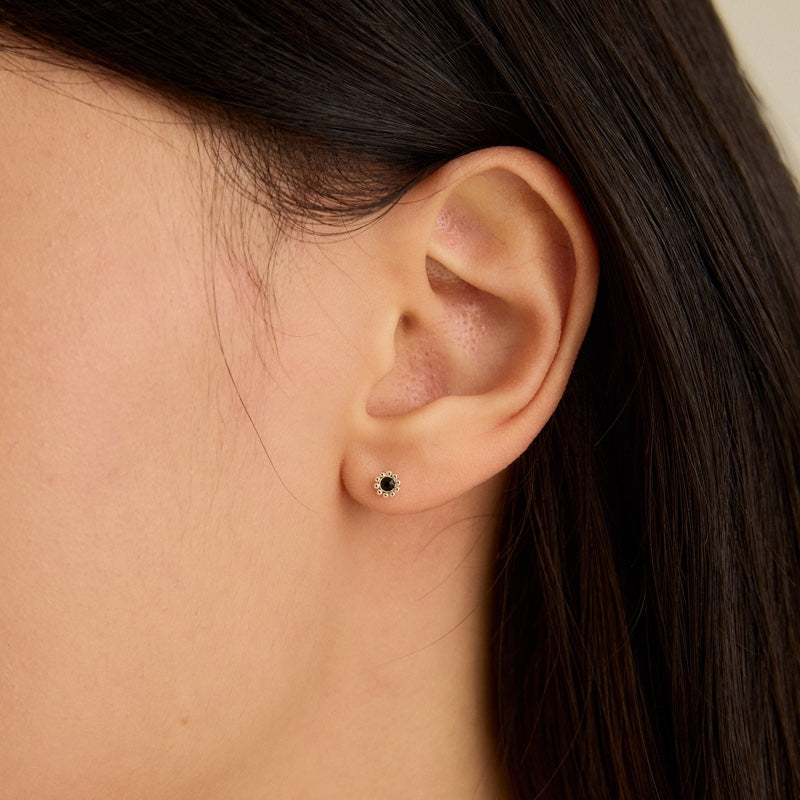 シルバー ブラック タイニー フラワー ピアス / SILVER BLACK TINY FLOWER EARRINGS