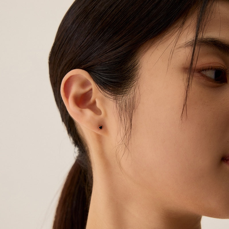 シルバー タイニー ブラック ハート ピアス / SILVER TINY BLACK HEART EARRINGS