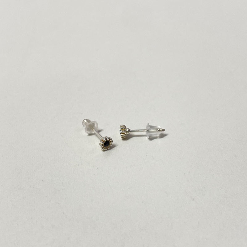 シルバー ブラック タイニー フラワー ピアス / SILVER BLACK TINY FLOWER EARRINGS