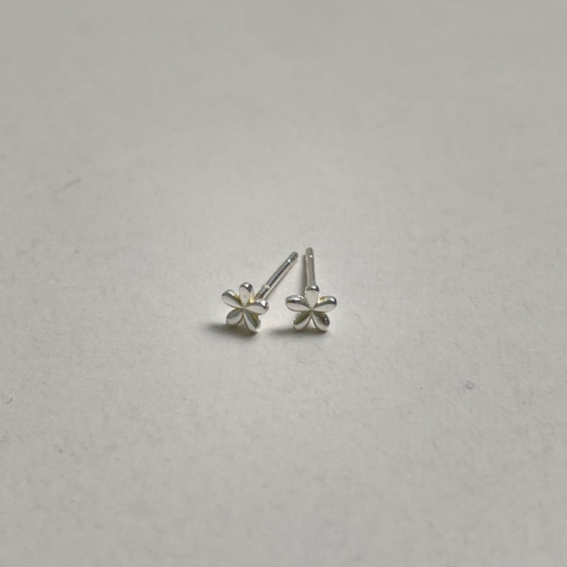 シルバー タイニー フラワー ピアス / SILVER TINY FLOWER EARRINGS