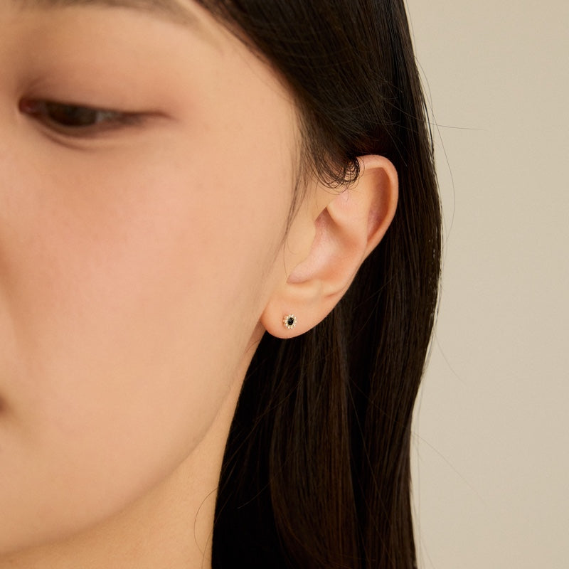 シルバー ブラック タイニー フラワー ピアス / SILVER BLACK TINY FLOWER EARRINGS