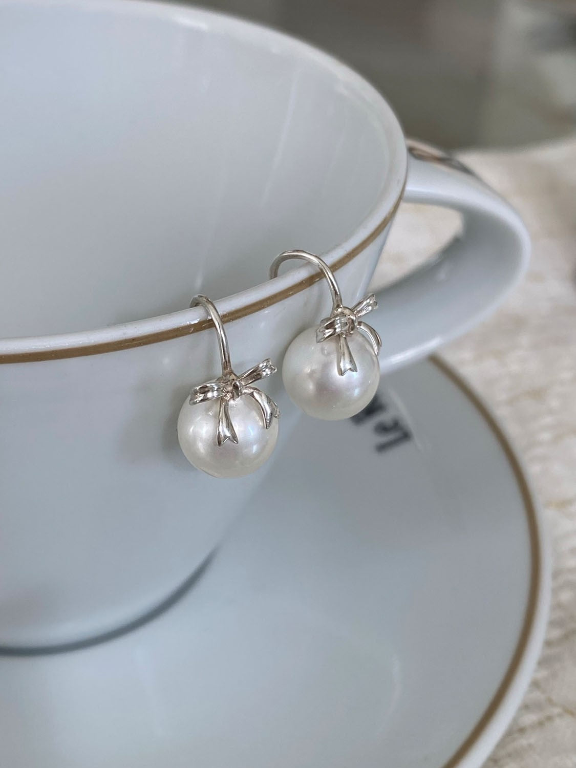 Ribbon pearl earring