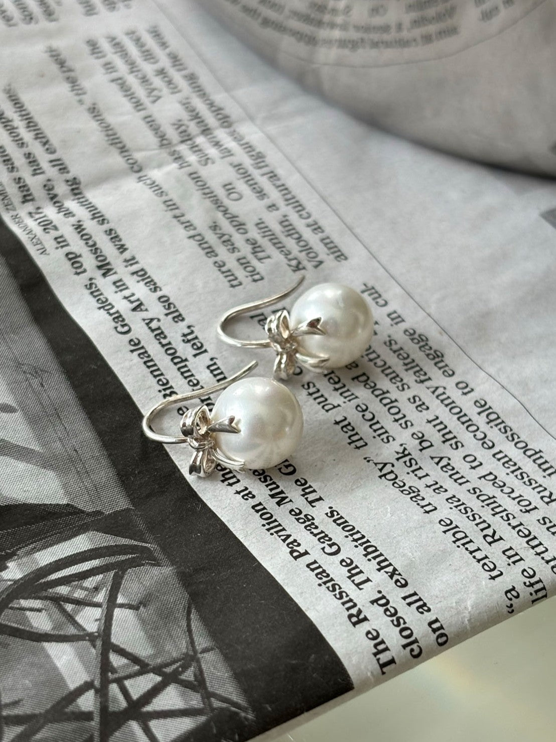 Ribbon pearl earring