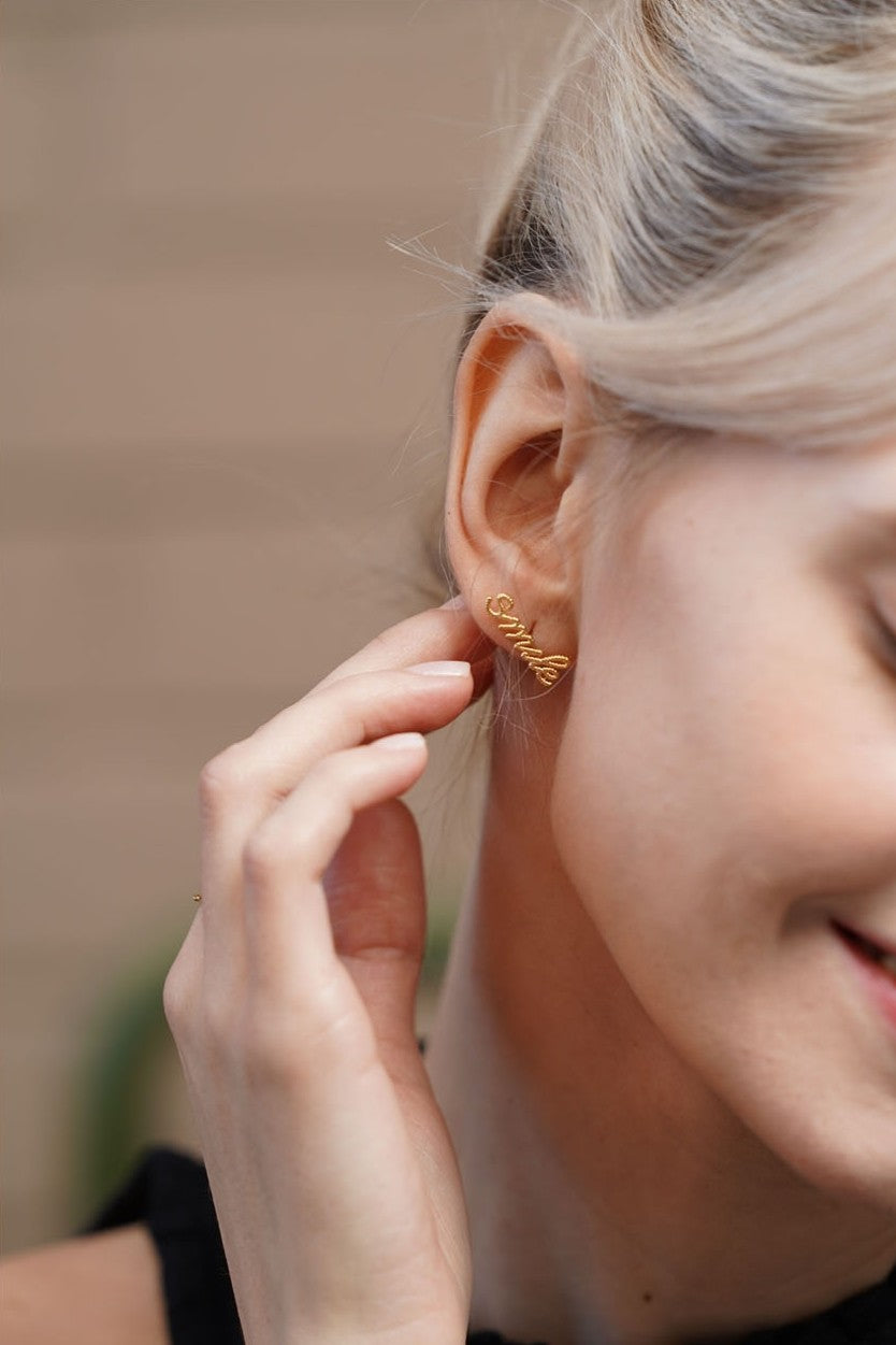 イニシャルツイストスタッドピアス