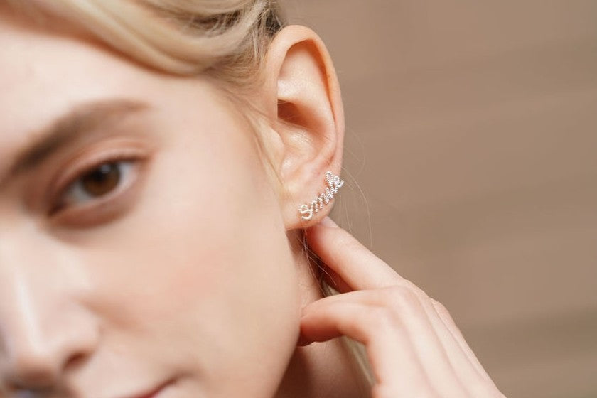 イニシャルツイストスタッドピアス