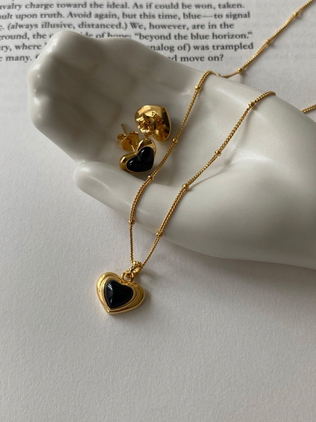 Baby heart earring (onyx)