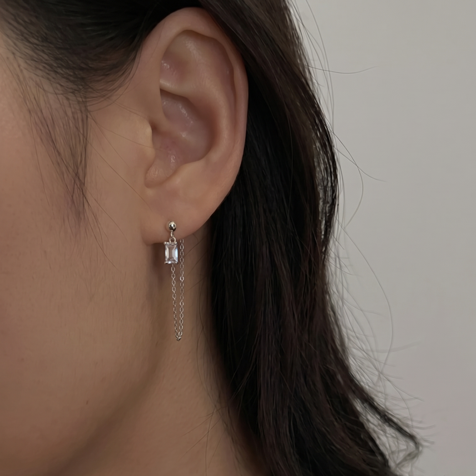 エメラルドカット ドロップチェーンピアス