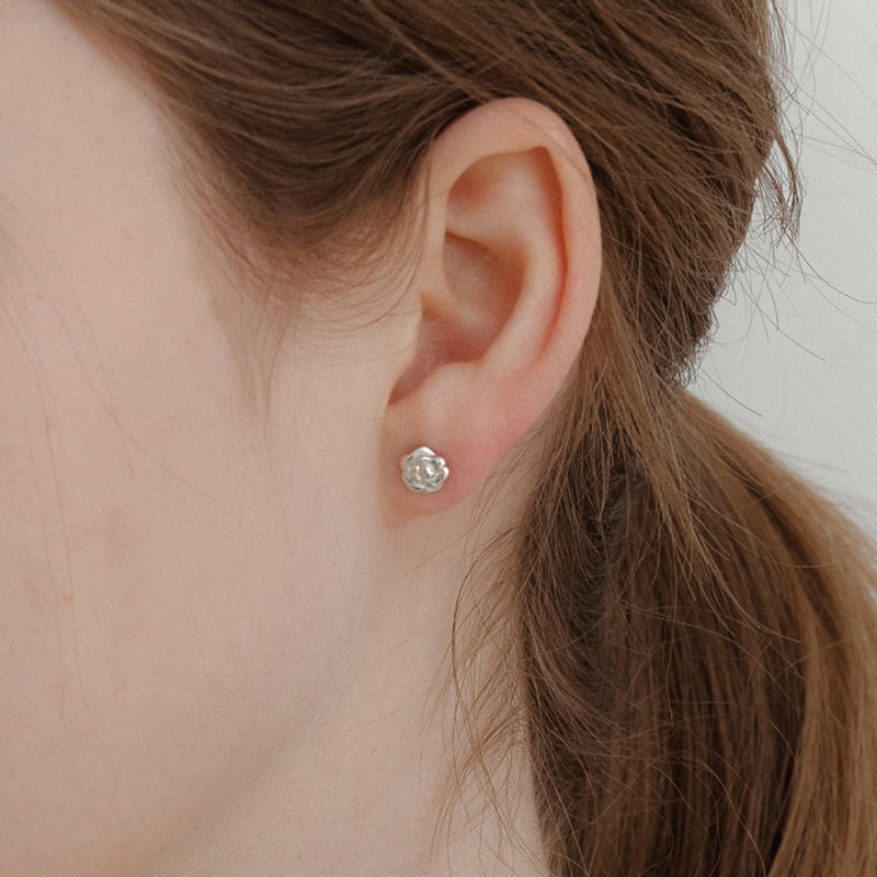 ディープ ローズ プチ ピアス：シルバー / Deep Rose Petit Earring - Silver