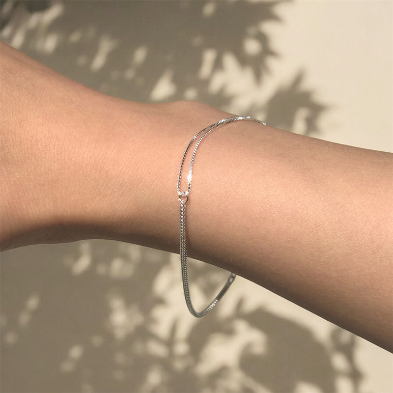 Half connected bracelet