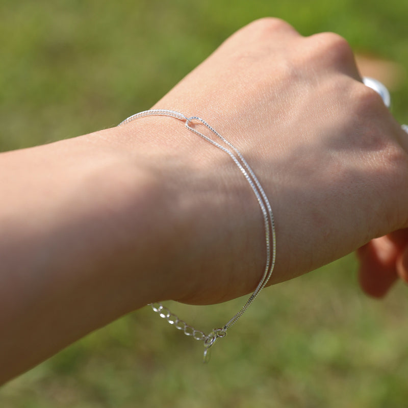 Half connected bracelet
