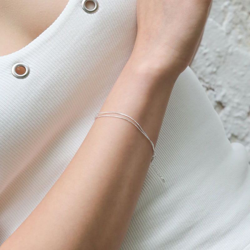 Half connected bracelet