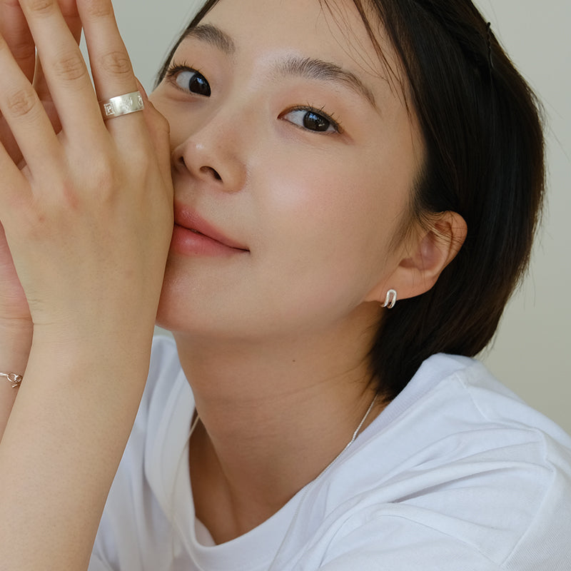 Piccola outline earring