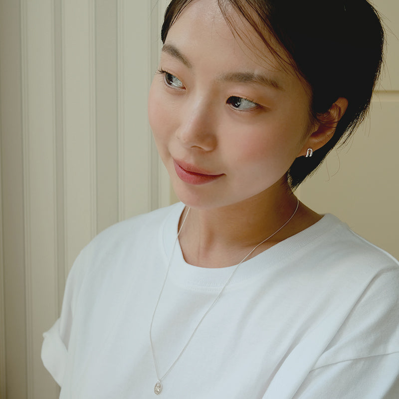 Piccola outline earring