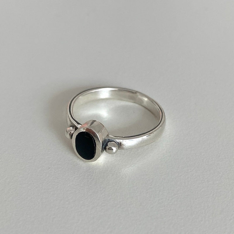 Oval onyx ring