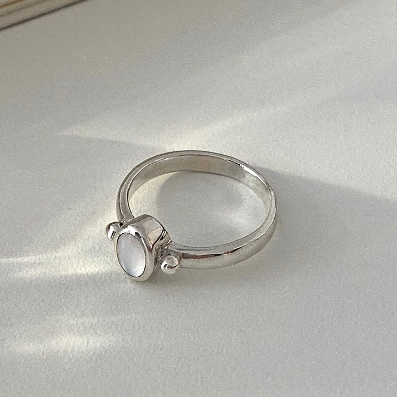 Oval pearl ring