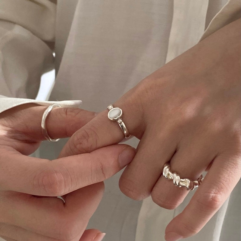 Oval pearl ring