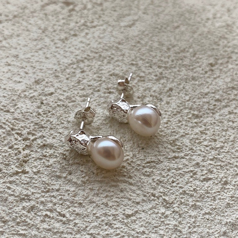 Mini coral pearl earring