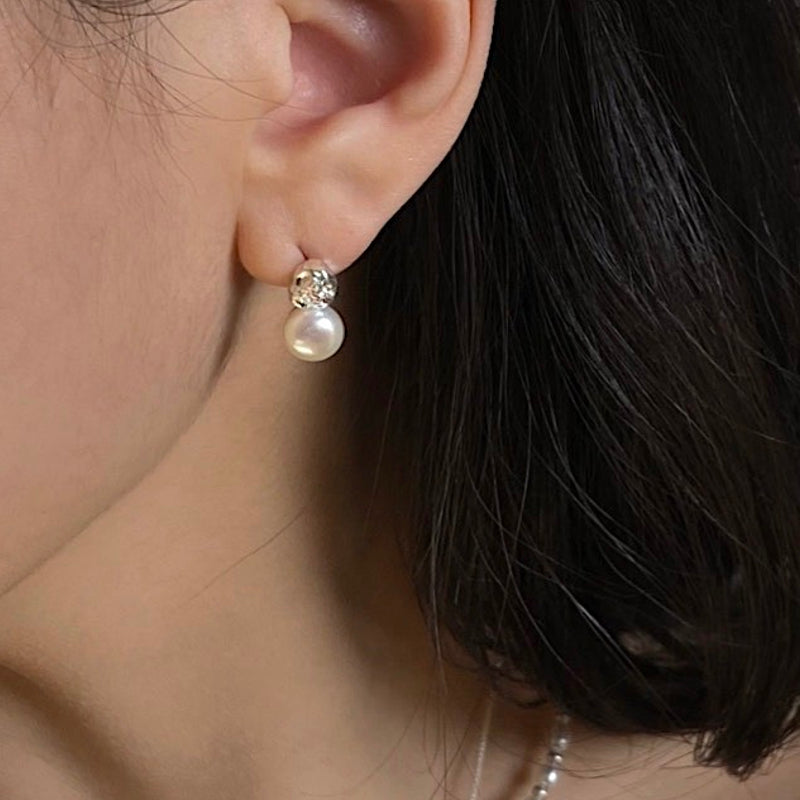Mini coral pearl earring