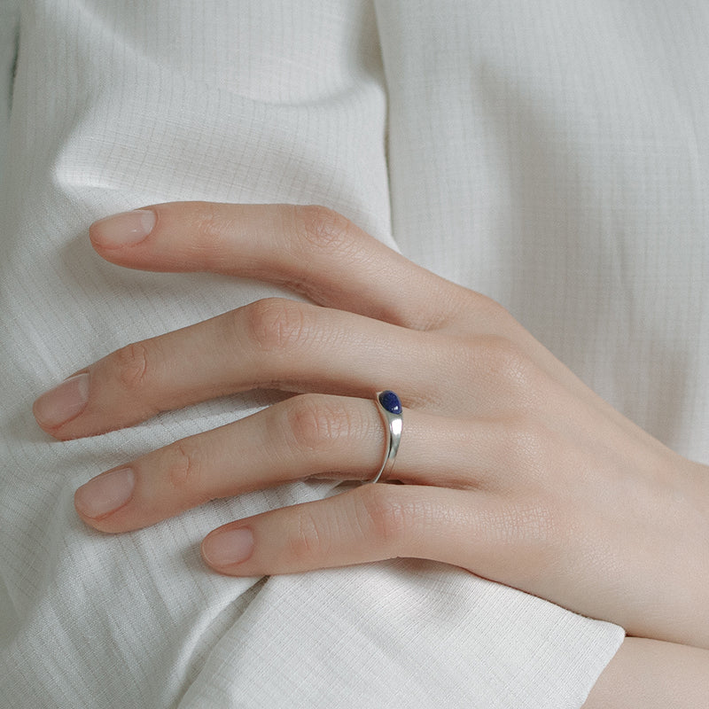 Uovo ring _ navy gemstone (lapis lazuli)