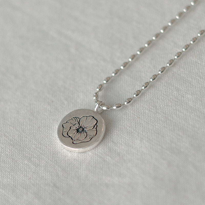 Round poppy necklace