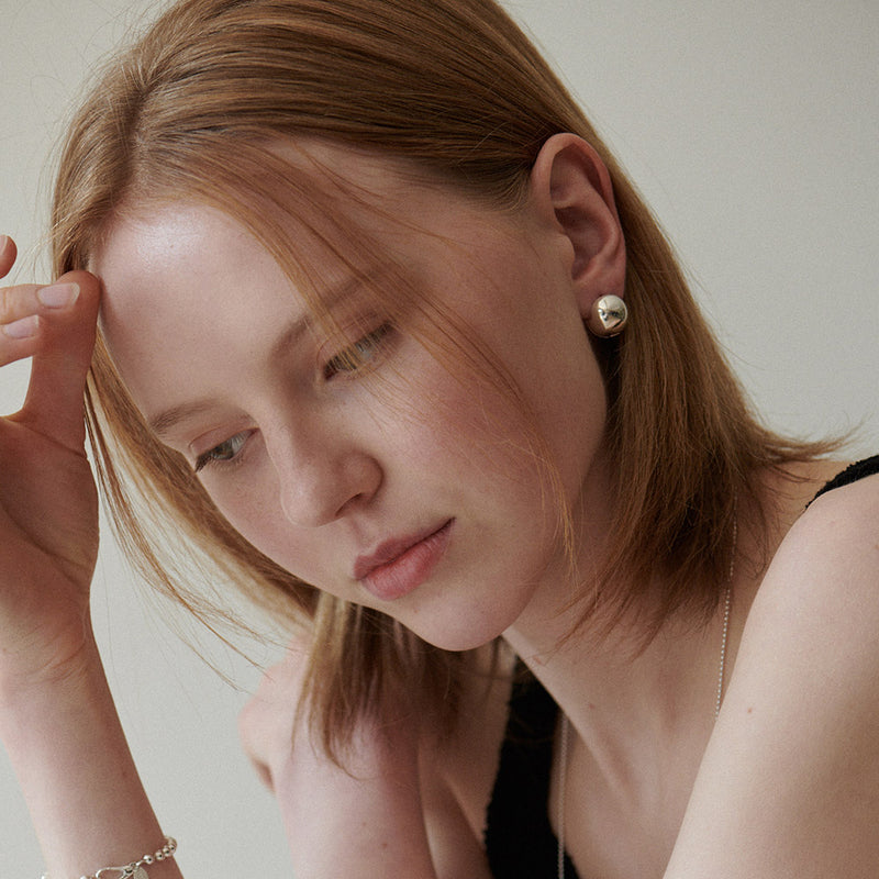 チャビー ウォルナット ピアス:シルバー / CHUBBY WALNUT EARRING (SILVER)