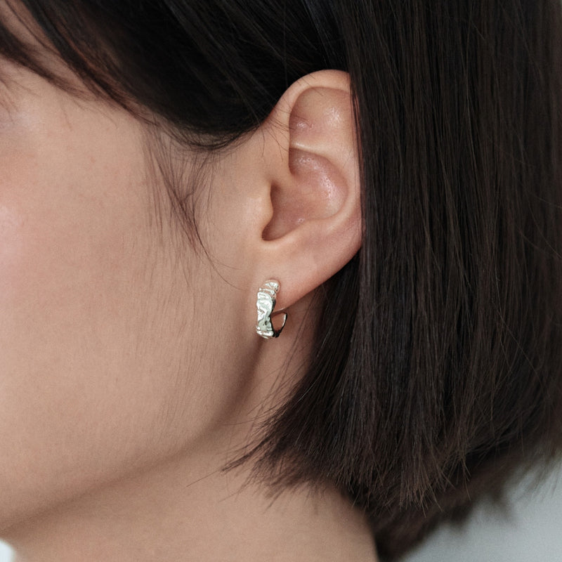 テクスチャー ミニ ピアス / TEXTURED MINI EARRINGS | アモンズ – amondz